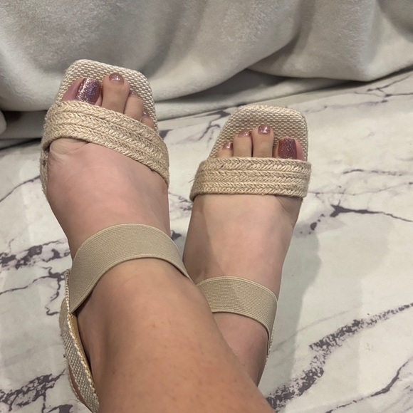 Elegant Beige Woven Sandals - Picture 6 of 11